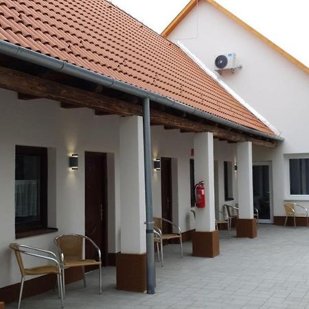 Czermann Holiday Inn Oroszlany ภายนอก รูปภาพ