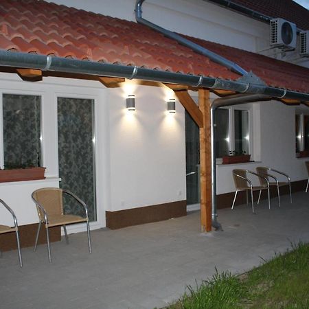 Czermann Holiday Inn Oroszlany ภายนอก รูปภาพ
