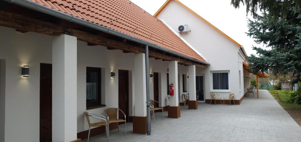 Czermann Holiday Inn Oroszlany ภายนอก รูปภาพ