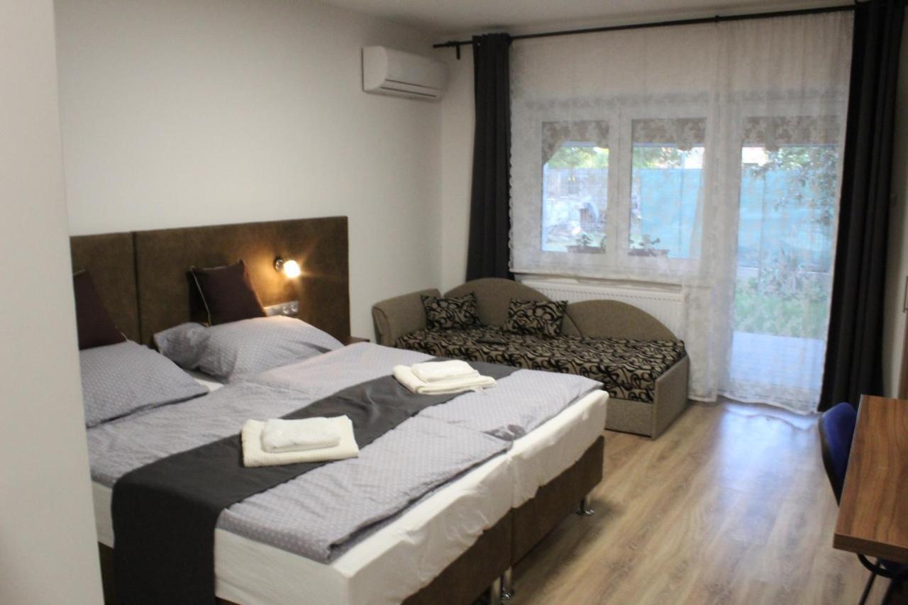 Czermann Holiday Inn Oroszlany ภายนอก รูปภาพ
