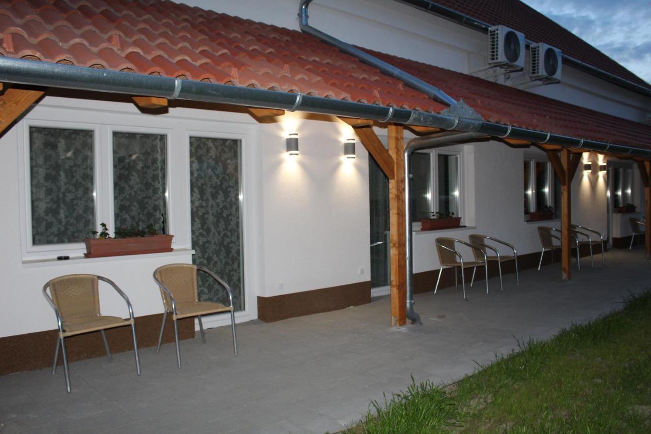Czermann Holiday Inn Oroszlany ภายนอก รูปภาพ
