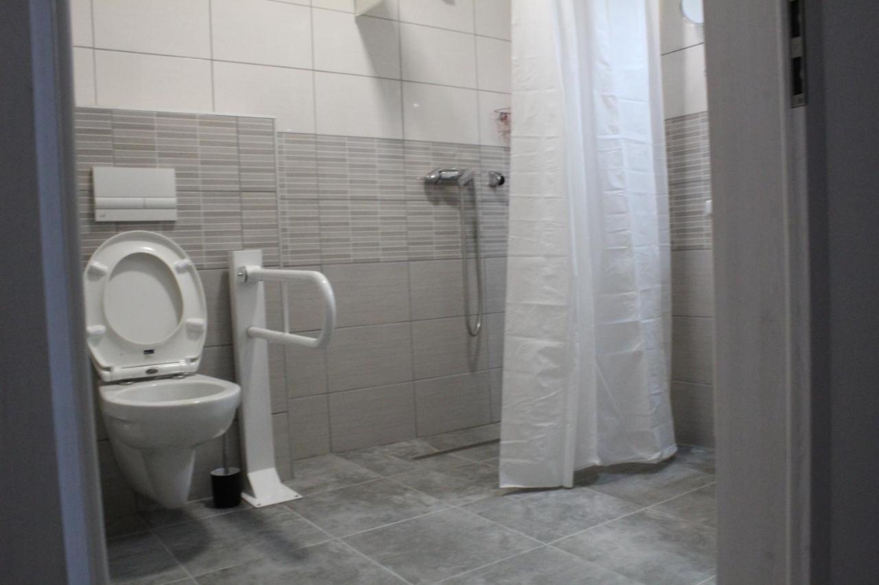 Czermann Holiday Inn Oroszlany ภายนอก รูปภาพ