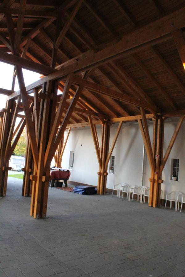 Czermann Holiday Inn Oroszlany ภายนอก รูปภาพ