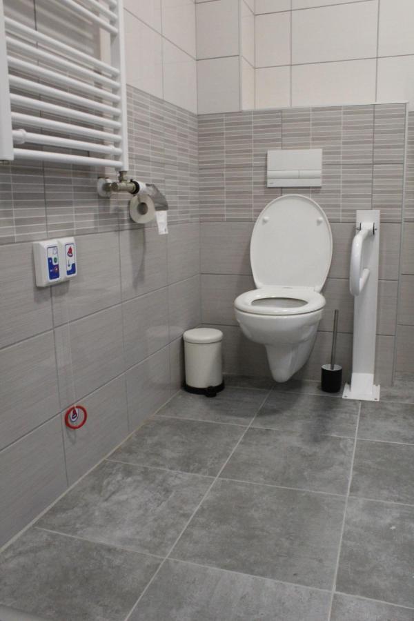 Czermann Holiday Inn Oroszlany ภายนอก รูปภาพ