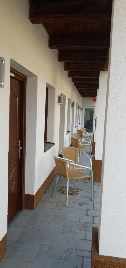Czermann Holiday Inn Oroszlany ภายนอก รูปภาพ