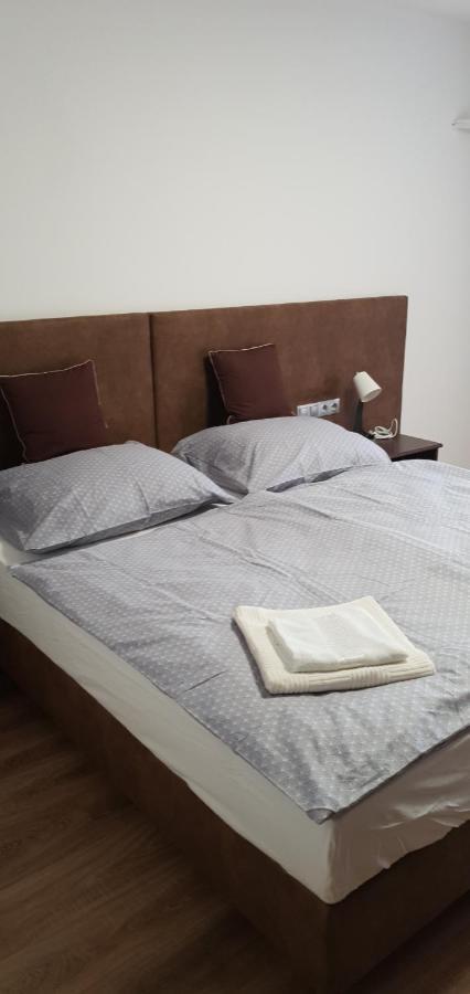 Czermann Holiday Inn Oroszlany ภายนอก รูปภาพ