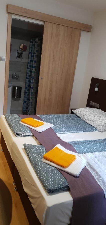 Czermann Holiday Inn Oroszlany ภายนอก รูปภาพ
