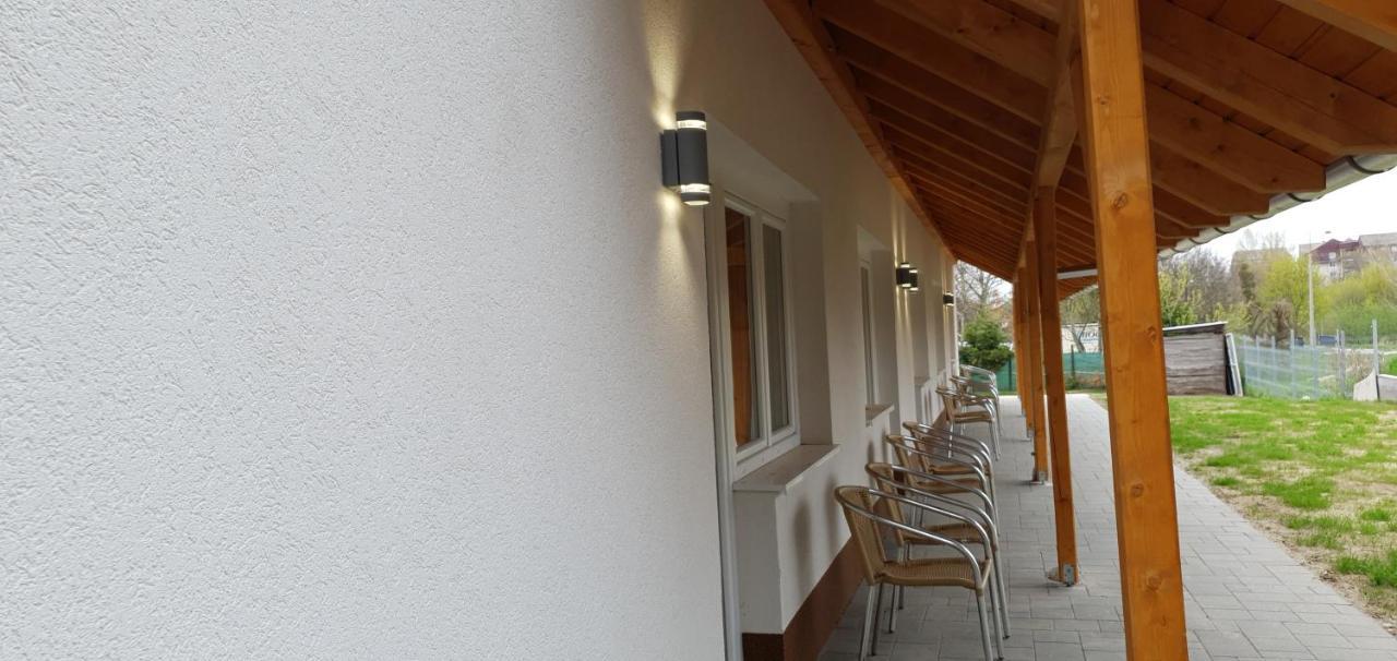 Czermann Holiday Inn Oroszlany ภายนอก รูปภาพ