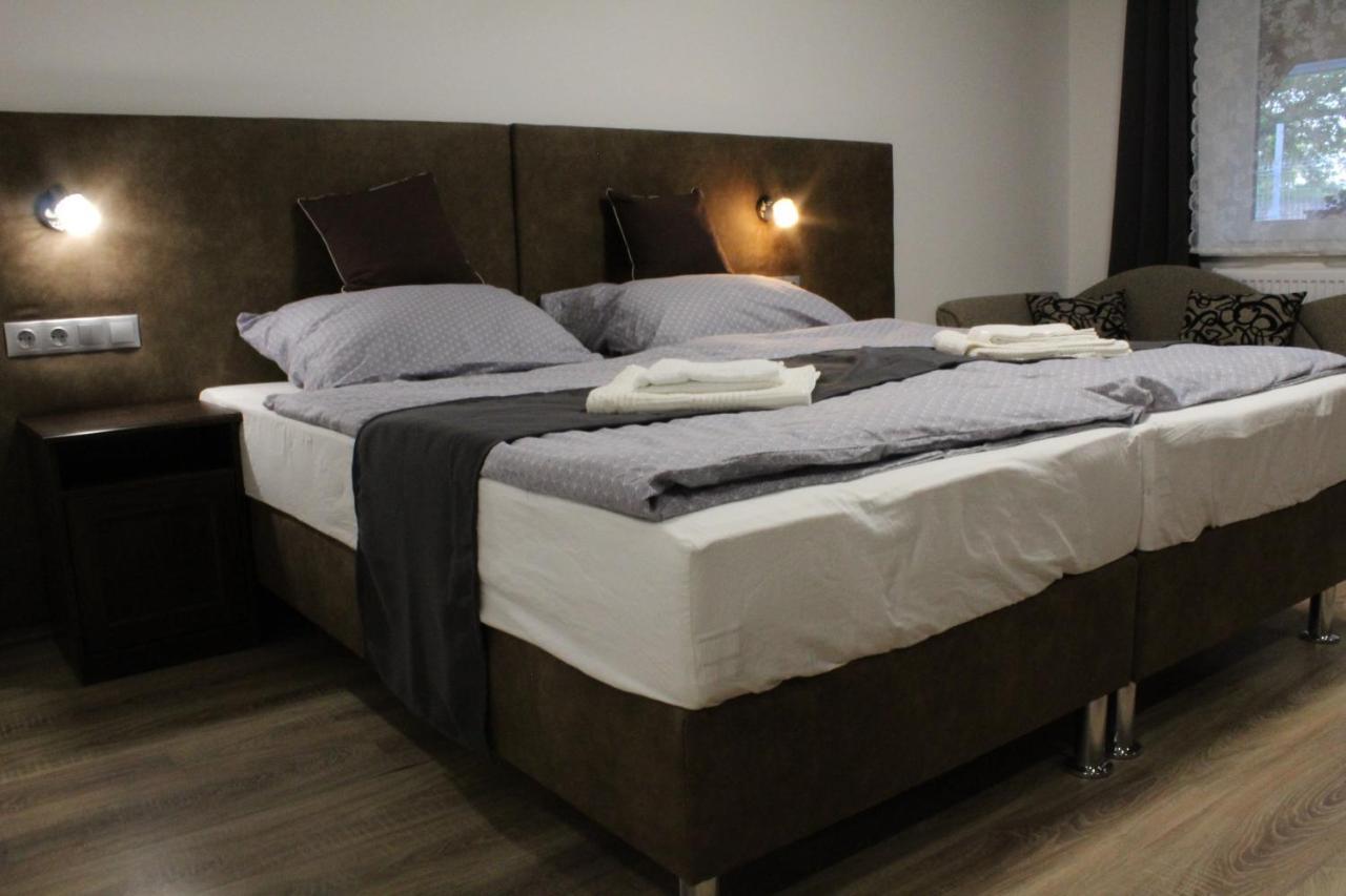 Czermann Holiday Inn Oroszlany ภายนอก รูปภาพ