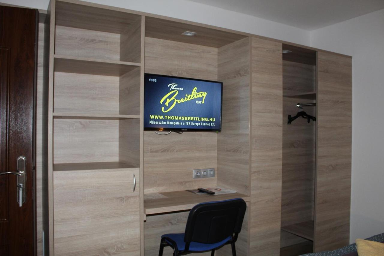 Czermann Holiday Inn Oroszlany ภายนอก รูปภาพ