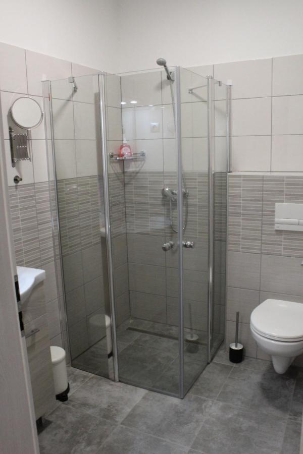 Czermann Holiday Inn Oroszlany ภายนอก รูปภาพ