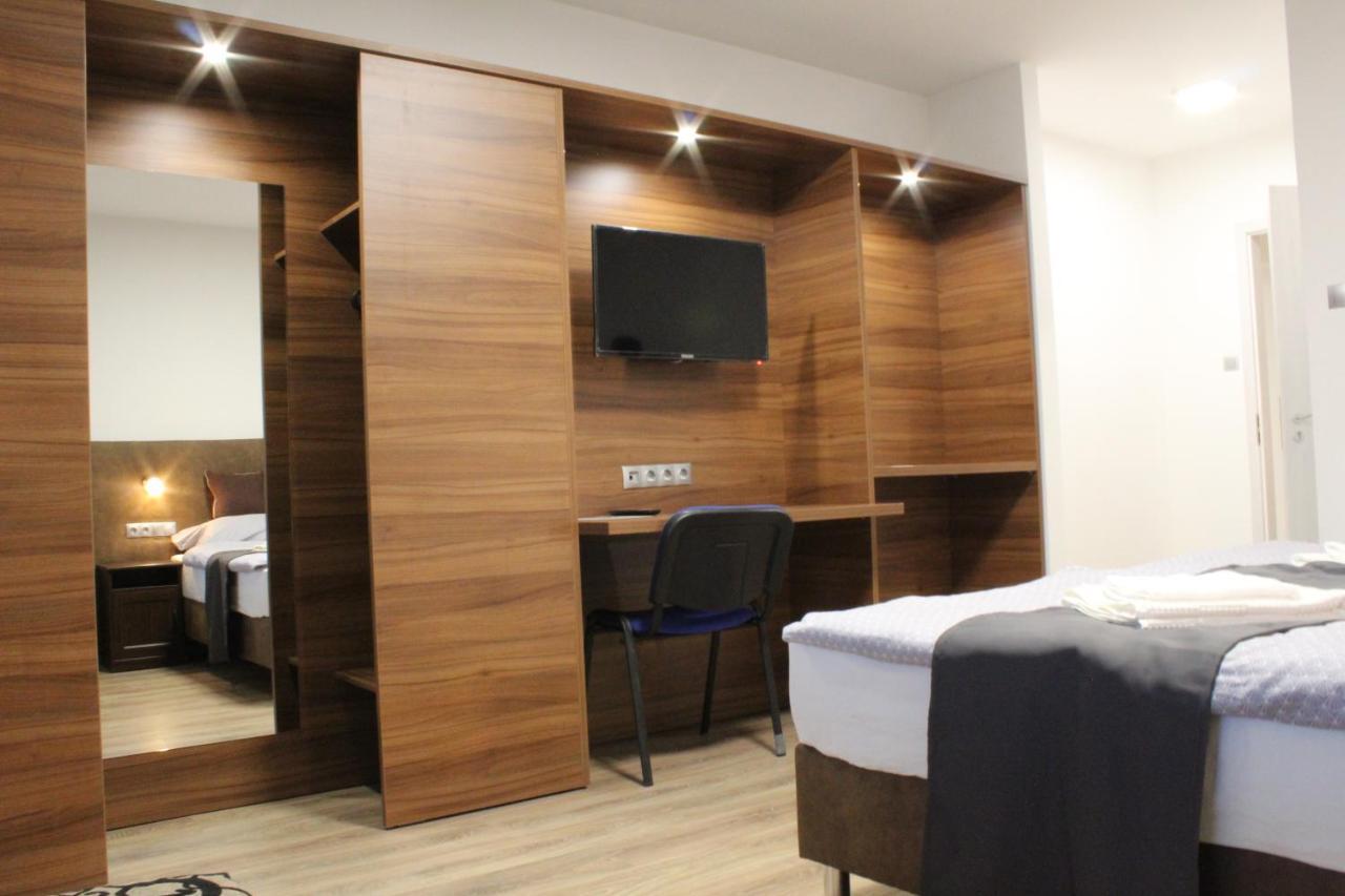 Czermann Holiday Inn Oroszlany ภายนอก รูปภาพ