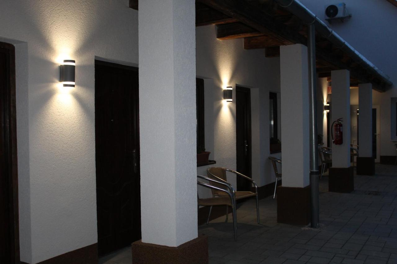 Czermann Holiday Inn Oroszlany ภายนอก รูปภาพ