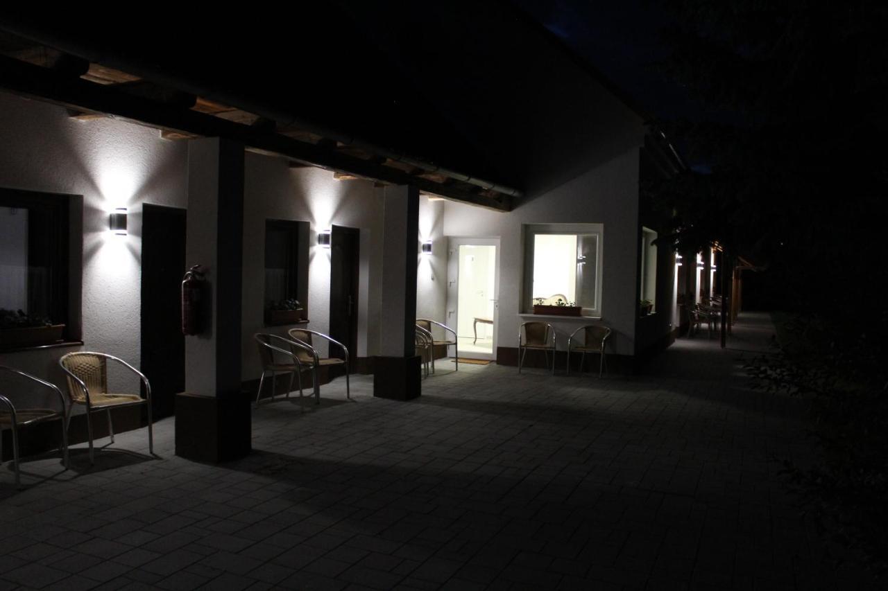 Czermann Holiday Inn Oroszlany ภายนอก รูปภาพ