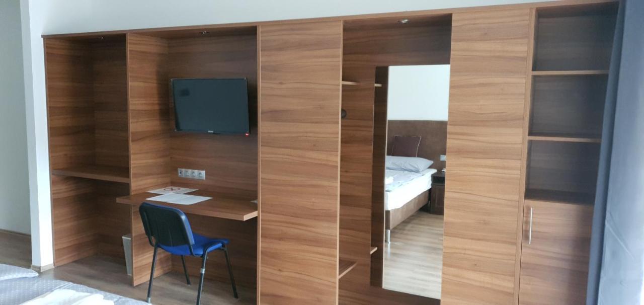 Czermann Holiday Inn Oroszlany ภายนอก รูปภาพ